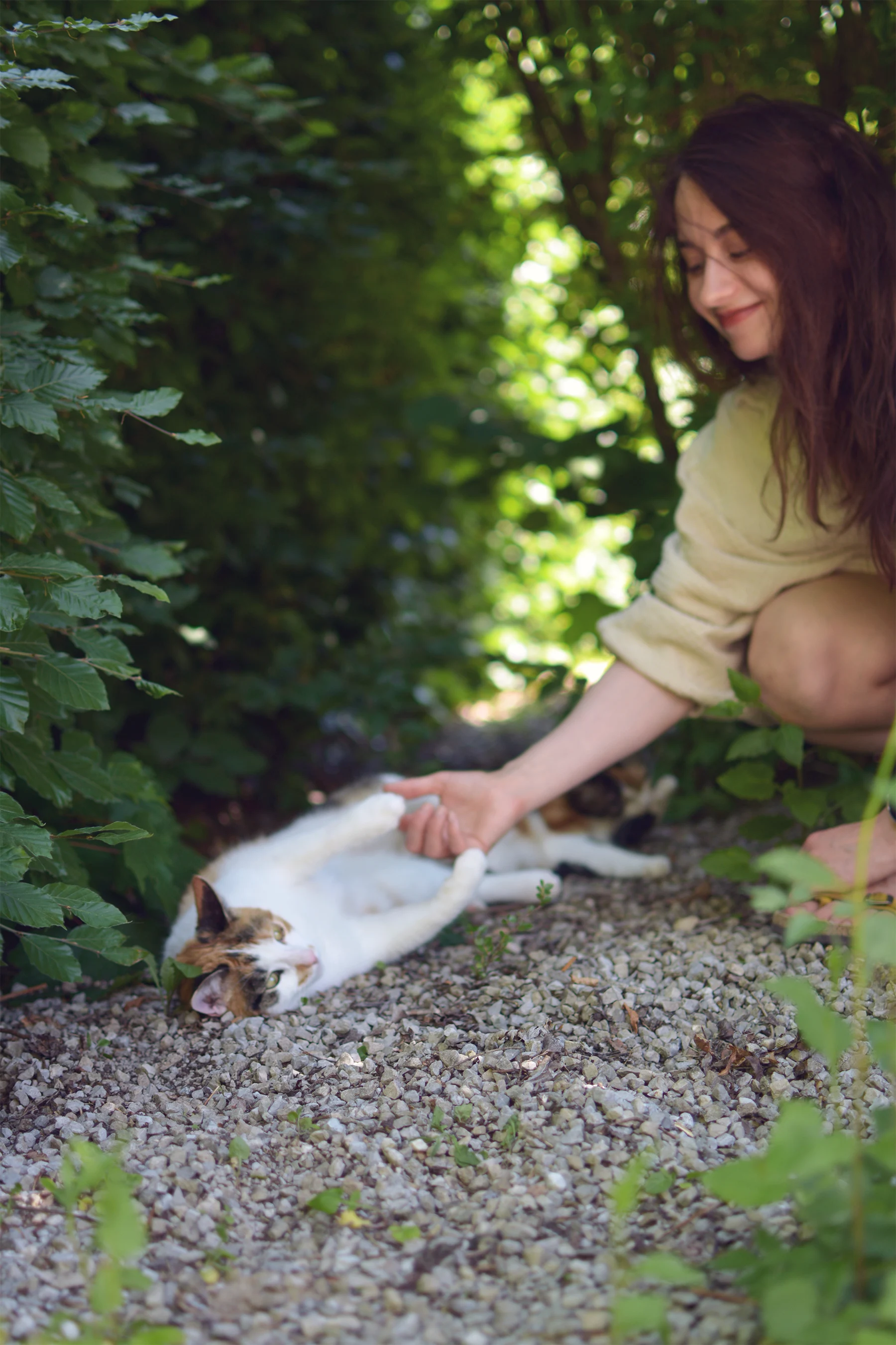 Margareta mit Techra im Garten